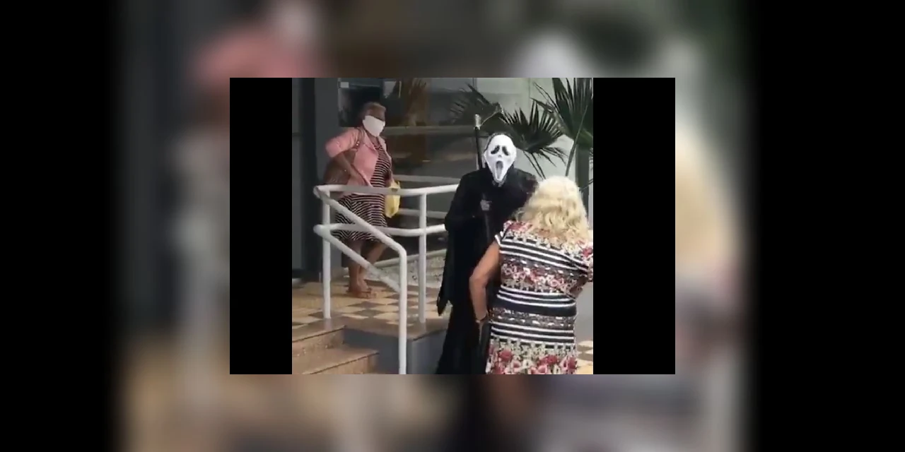 Homem usa fantasia de Ghostface para pedir que idosos voltem para casa
