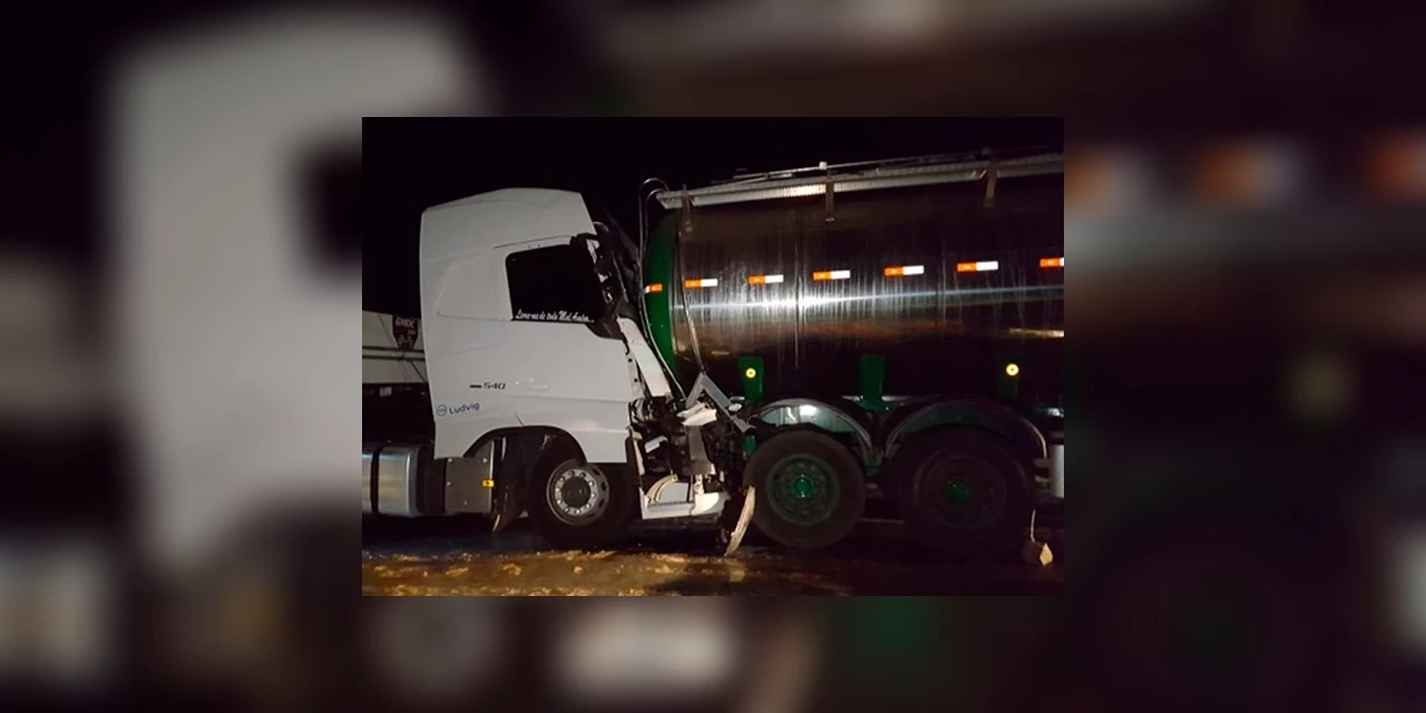 Colisão traseira envolvendo caminhões provoca congestionamento na PR-151