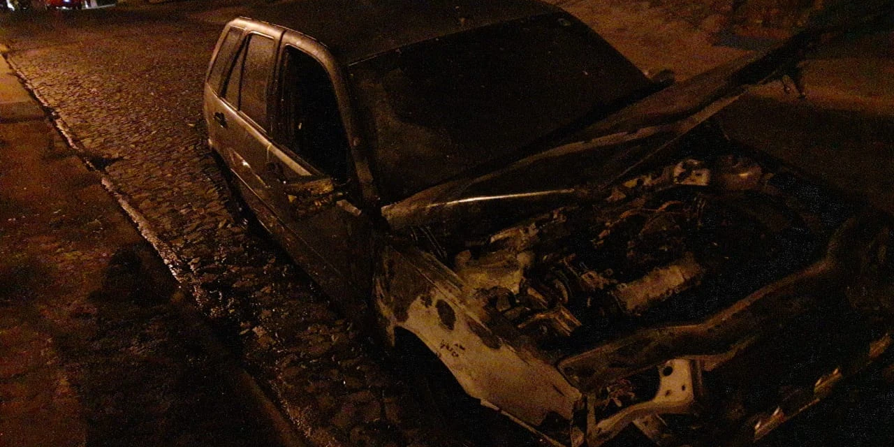 Carro pega fogo em Vila de PG
