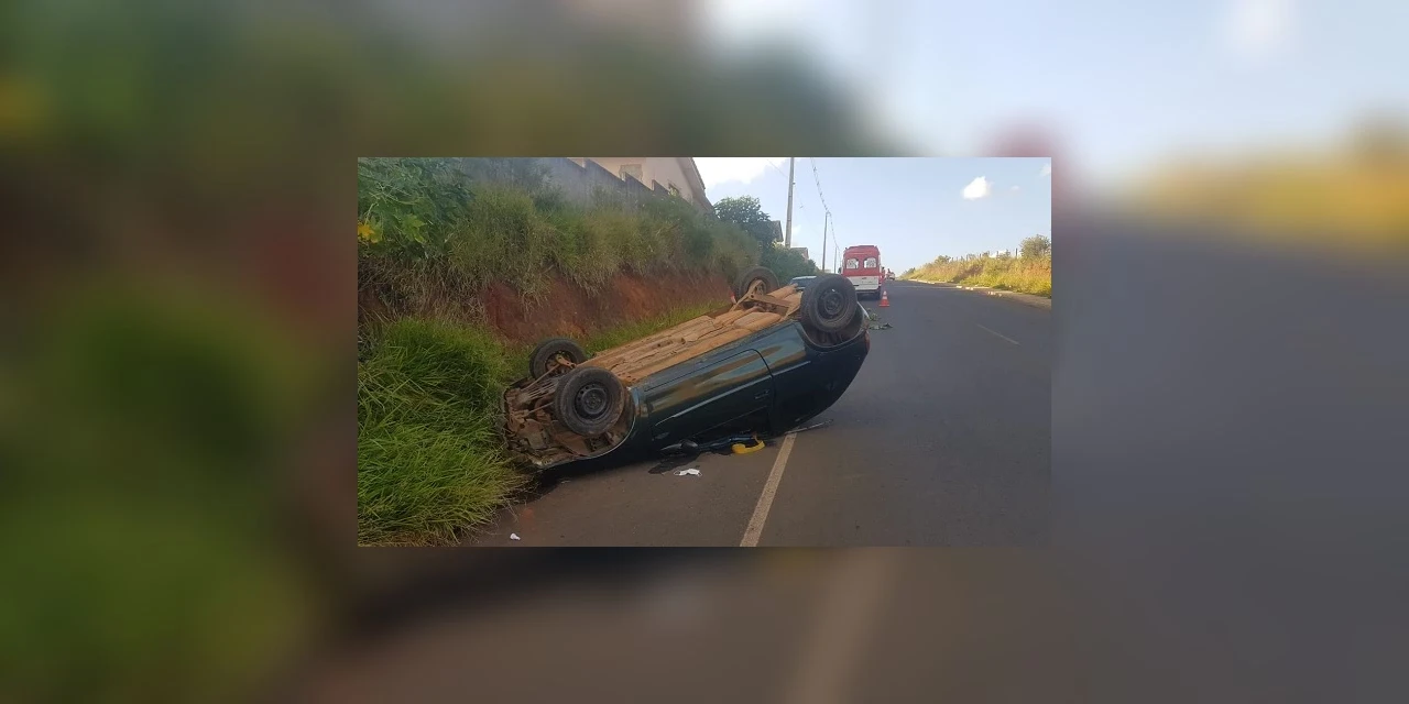 Motorista perde a direção e capota o carro ao tentar desviar de cão