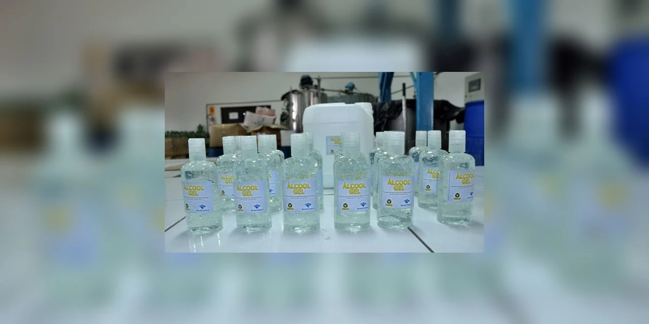 Bebidas apreendidas pela Receita Federal são transformadas em álcool gel no combate ao coronavírus