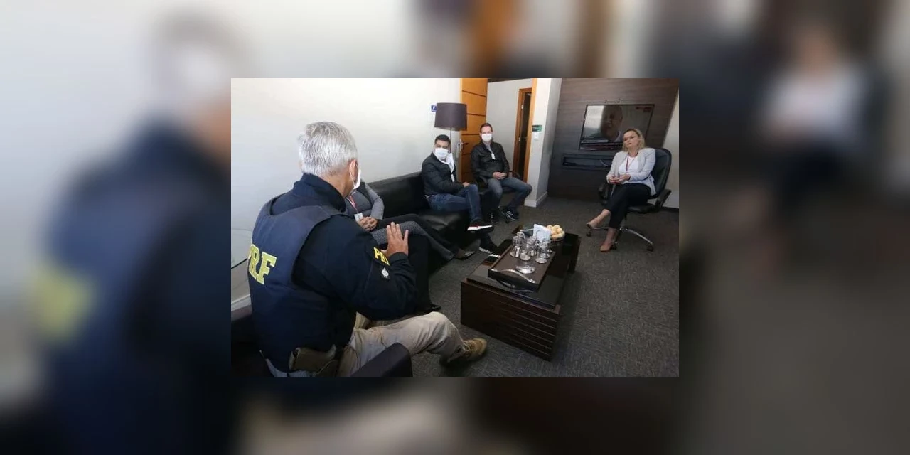 PRF, Prefeitura de Ponta Grossa e RodoNorte firmam parceria para distribuir máscaras para caminhoneiros e demais profissionais da área