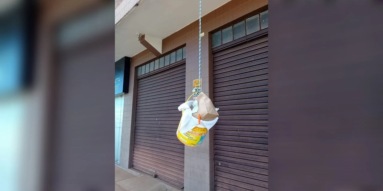 Delivery no baldinho: Idosa cria estratégia para receber encomendas sem contato físico