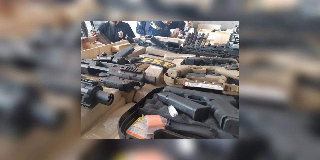 PF e PRF estouram depósito e fazem maior apreensão de maconha do ano; fuzis e pistolas também foram encontrados