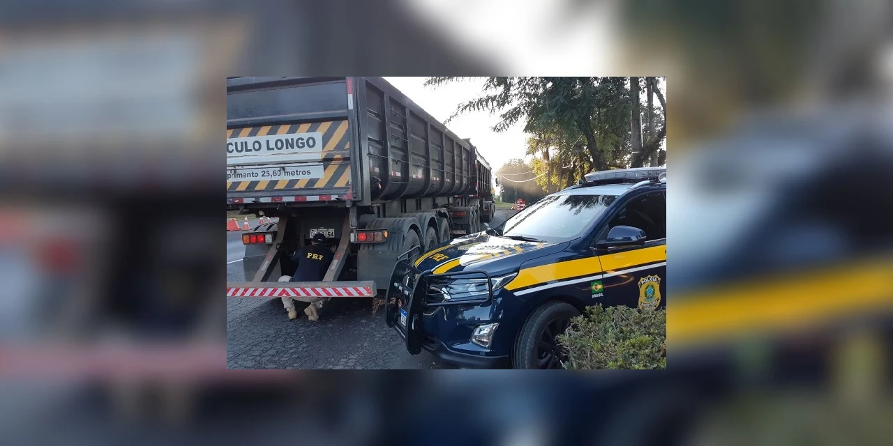 PRF flagra caminhão com dois semi-reboques roubados