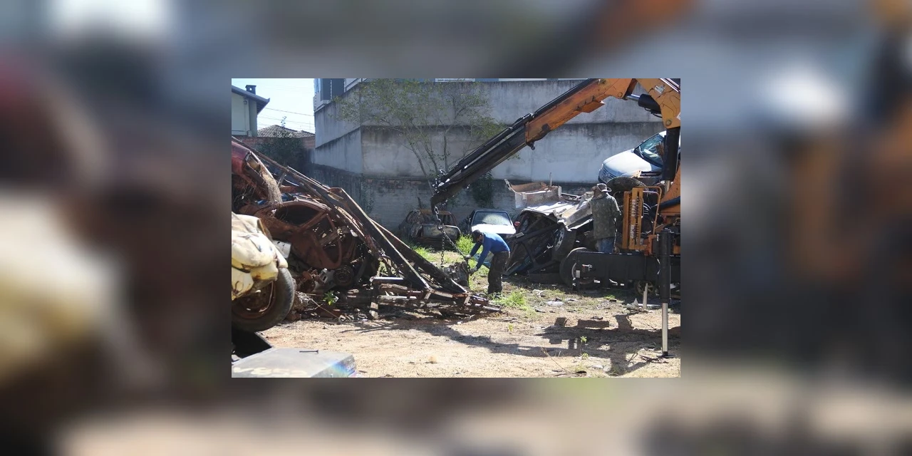 Veículos arrematados em leilão são removidos do pátio da Polícia Civil em PG