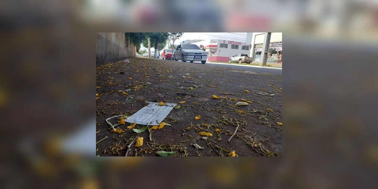 Máscaras de proteção são encontradas jogadas no chão em avenida de Carambeí