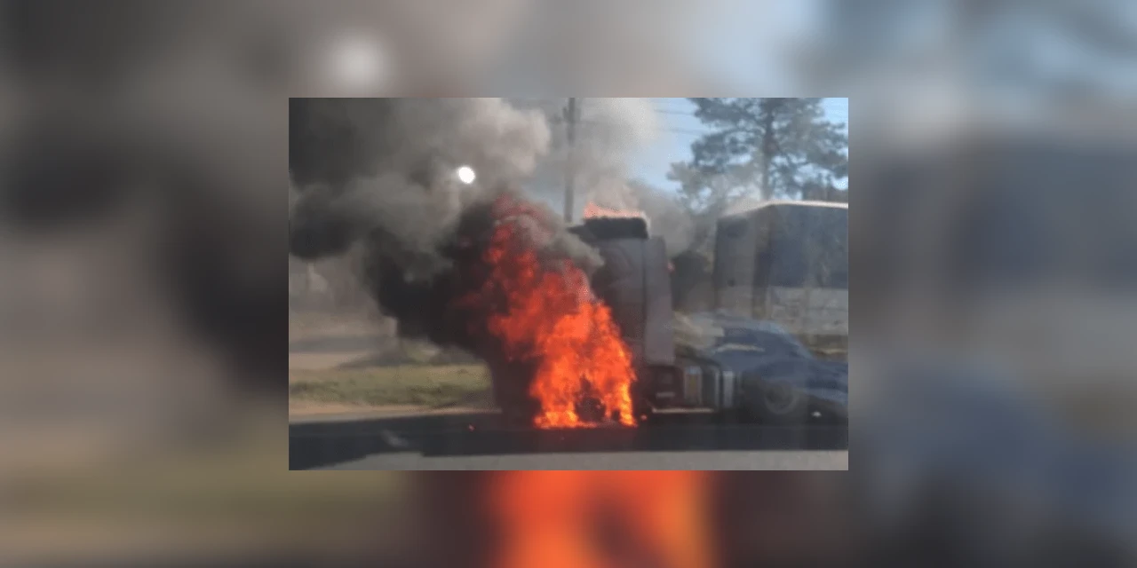 Caminhão pega fogo na avenida Souza Naves