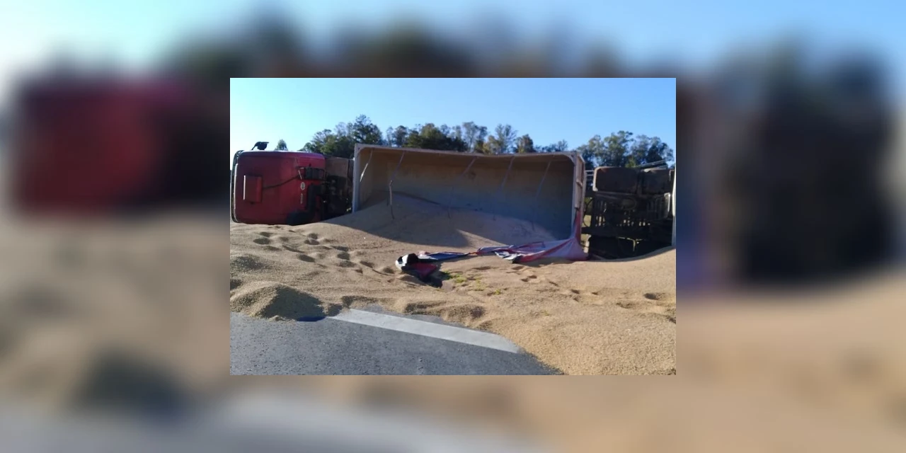 Caminhão tomba em rodovia sentido Ponta Grossa e carga fica espalhada na pista