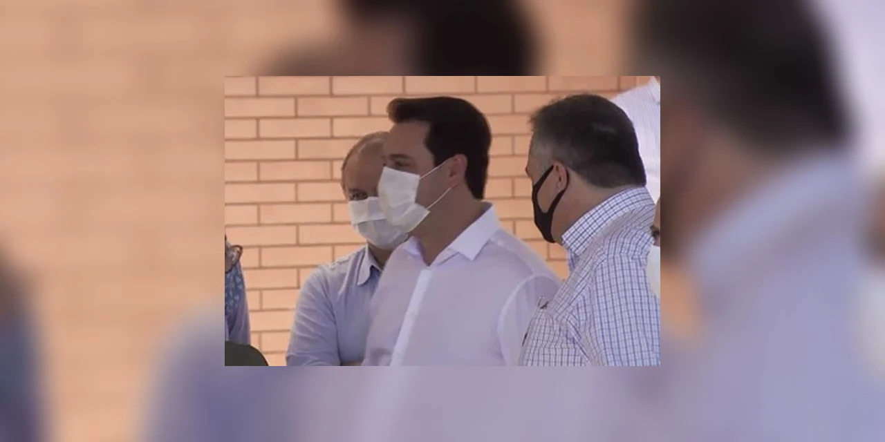 Após contato com deputado infectado, Ratinho Júnior e secretário de Saúde ficam isolados até sair resultado de exame