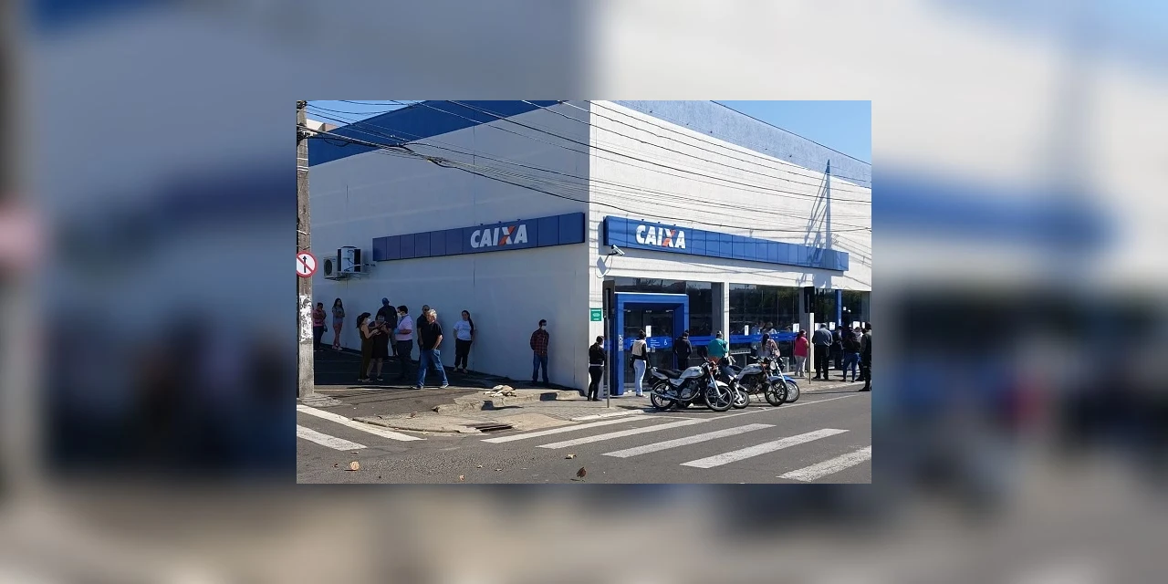 Vídeo: Agência da Caixa em PG tem grande fila nesta segunda-feira (27)