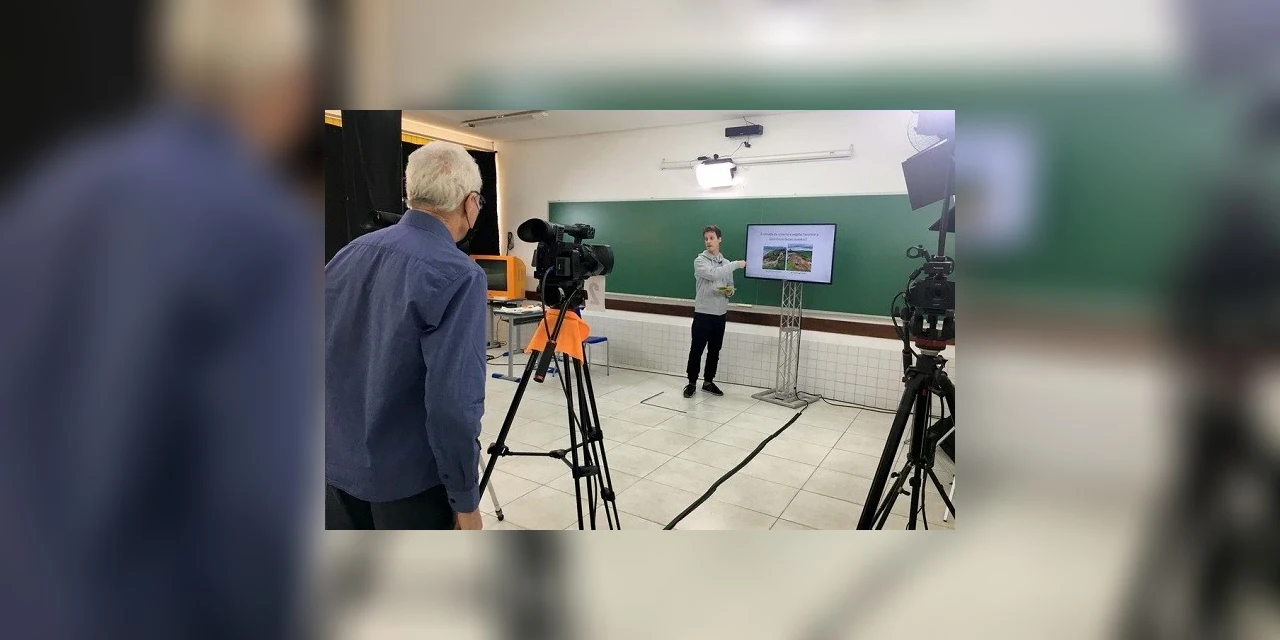 Saiba como são gravadas as videoaulas da rede estadual