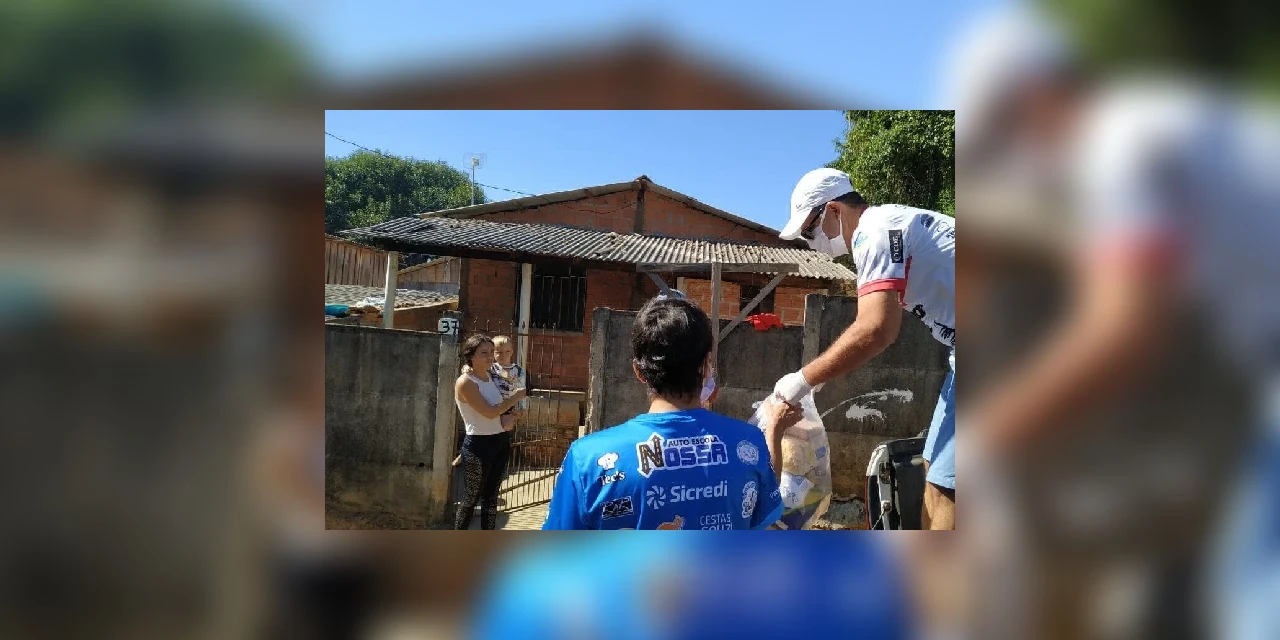 Atletas de Telêmaco Borba distribuem 675 kg de alimentos para famílias carentes