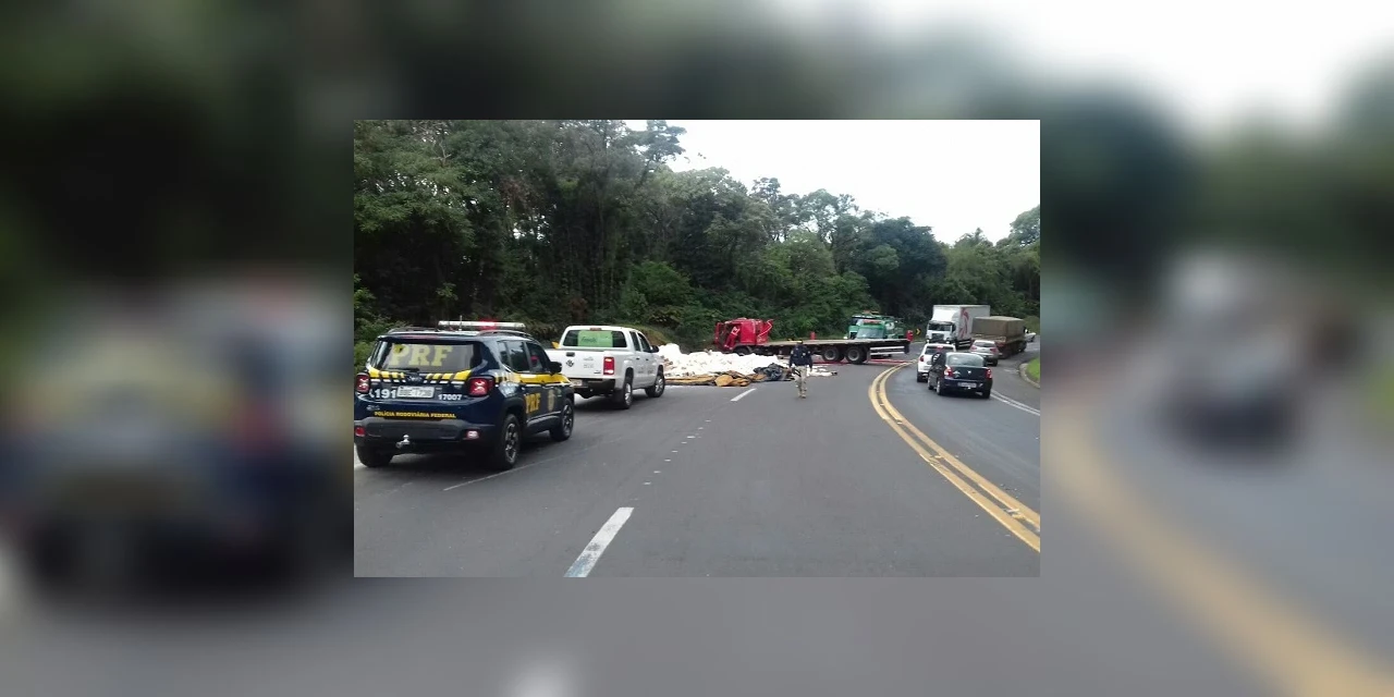 Tombamento de caminhão deixa motorista ferido e tráfego lento em Guarapuava