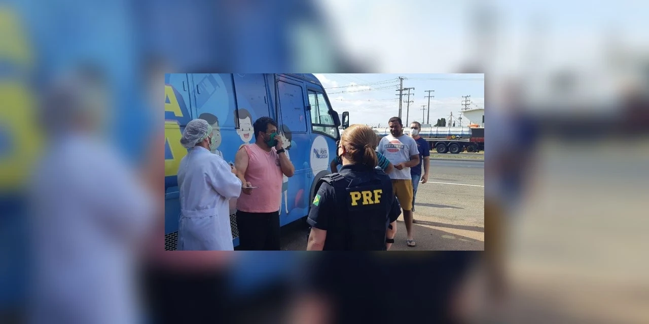 Caminhoneiros têm acesso à vacina da gripe nos postos da PRF