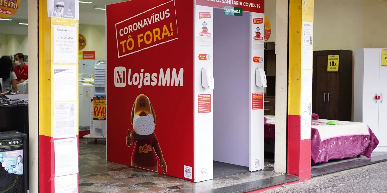 MM instala barreira sanitária na loja do calçadão contra Covid-19