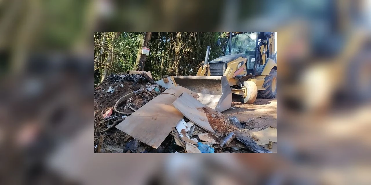 Prefeitura de Castro retira lixo do Morro do Índio
