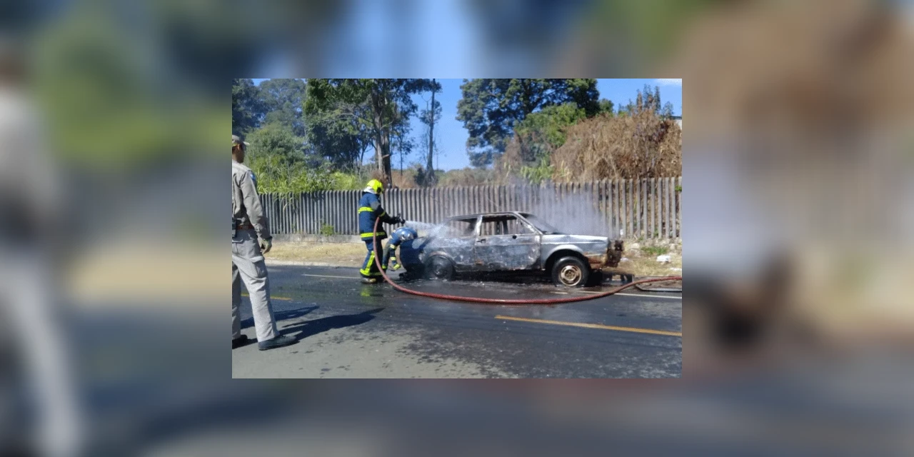 Carro pega fogo em Uvaranas