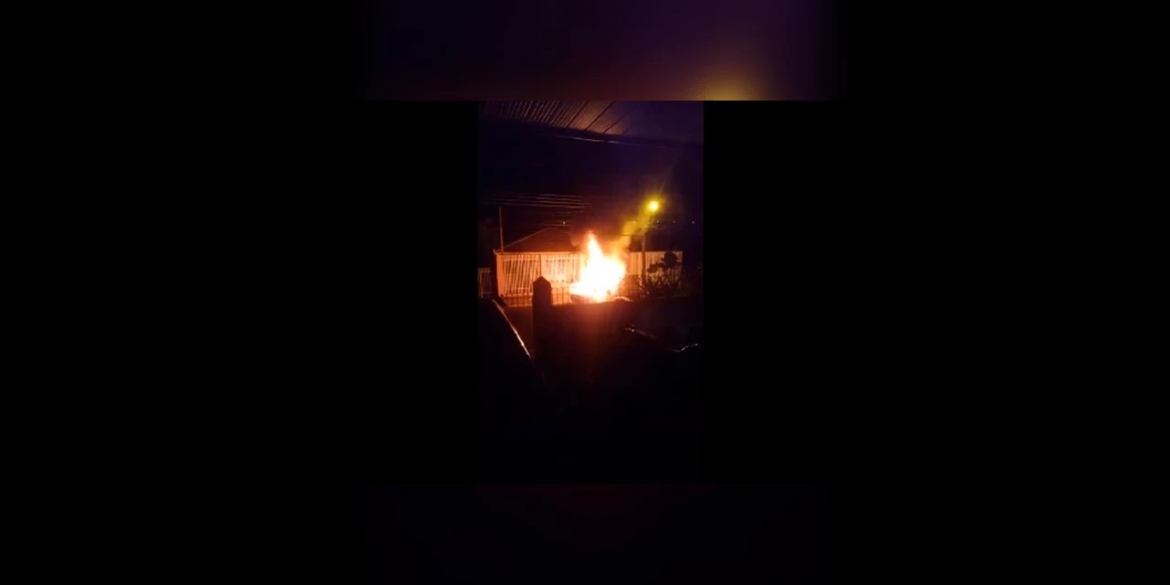 Veículo com alerta de furto é incendiado na Palmeirinha em Ponta Grossa
