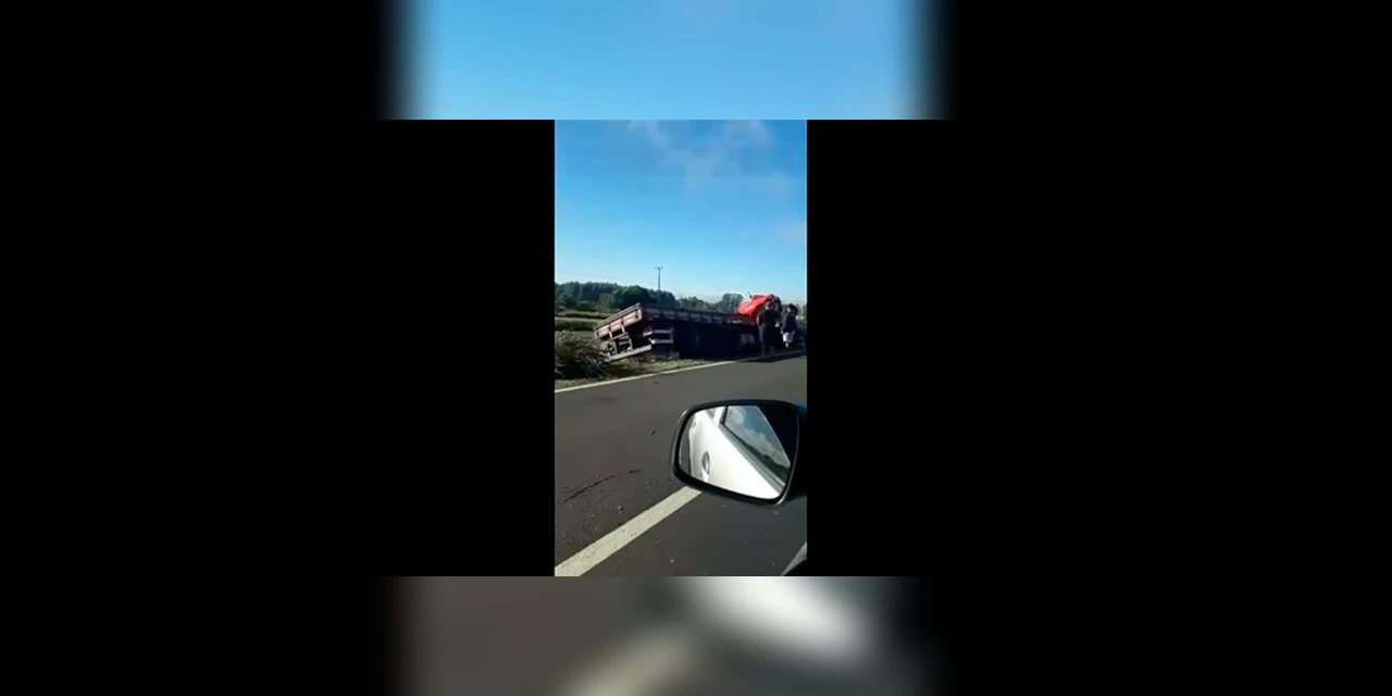 Caminhão se envolve em acidente na PR-151