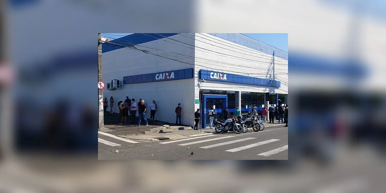 Vídeo: Agências da Caixa em Ponta Grossa registram aglomeração de pessoas neste sábado (2)