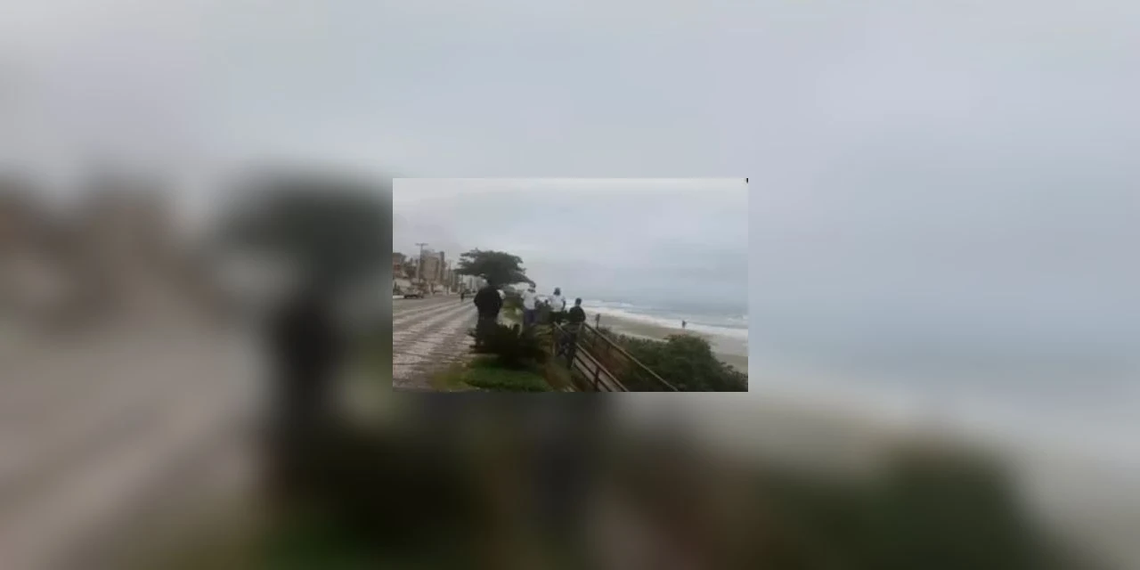 Surfista é detido e multado por nadar em praia do Paraná