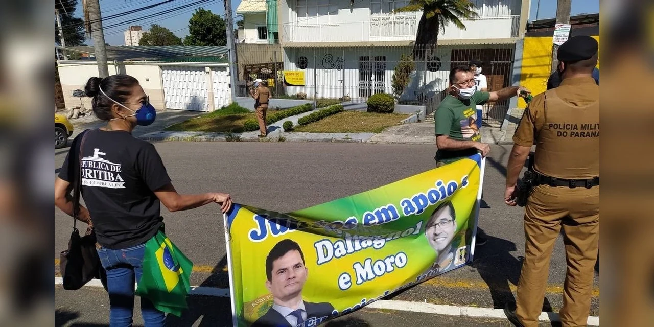 Repórter é agredido durante manifesto em Curitiba