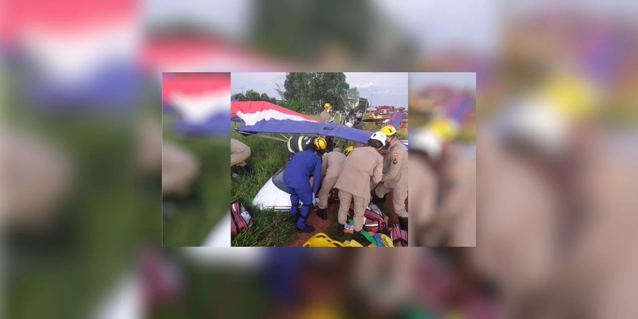 Câmera de segurança flagra queda de avião ao lado de rodovia; piloto morreu e passageiro está internado