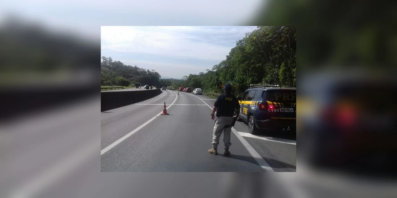 Caminhão carregado com combustíveis tomba e motorista morre na BR-277