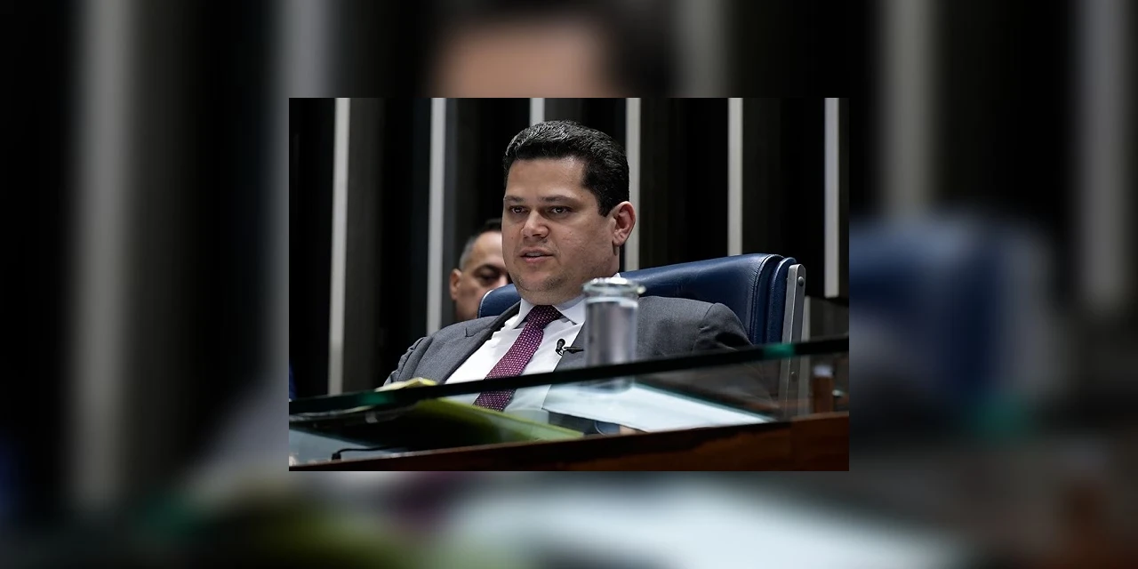 Alcolumbre inclui professores entre os servidores que devem receber reajuste salarial