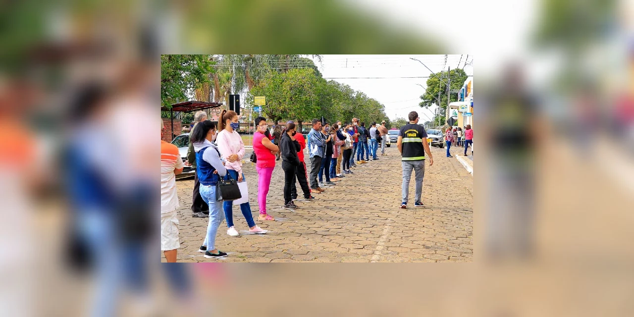 Tibagi realiza fiscalização e orientação nas filas para recebimento do Auxílio Emergencial