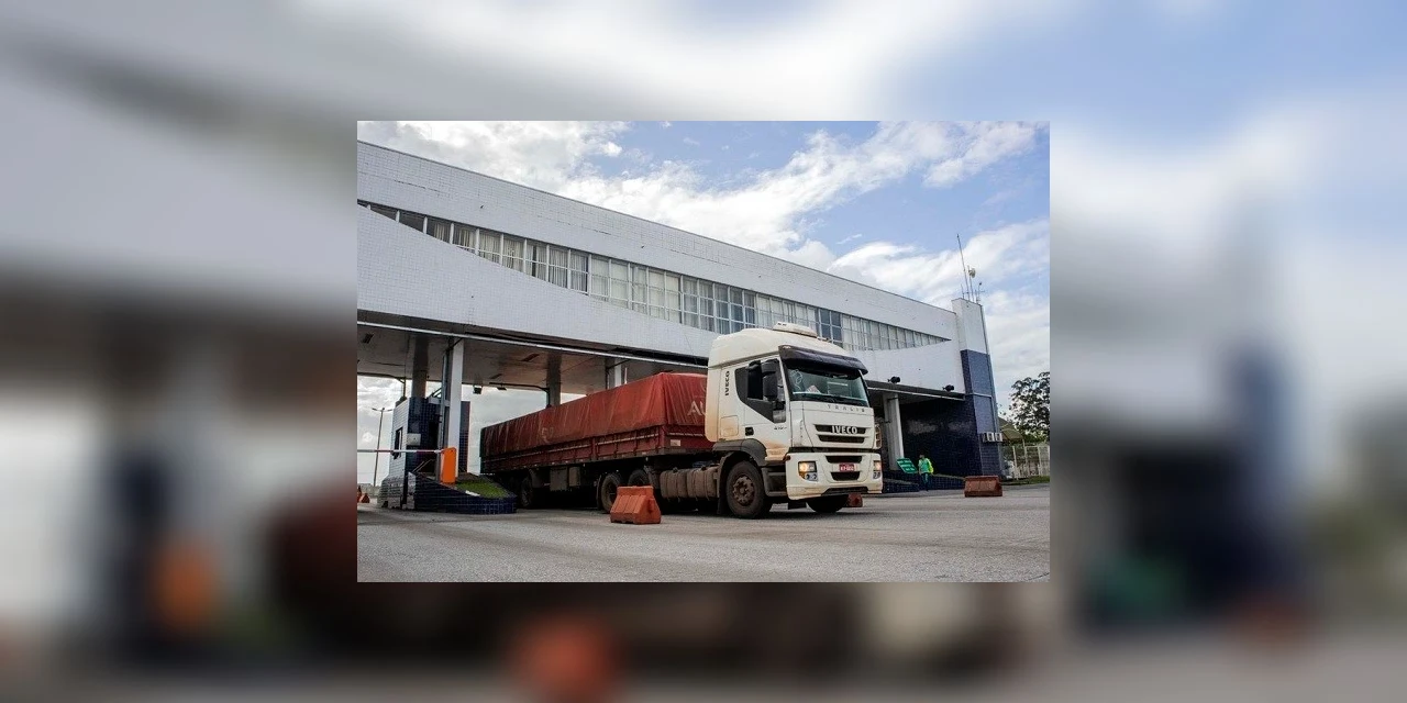 Porto de Paranaguá bate recorde em movimento de caminhões