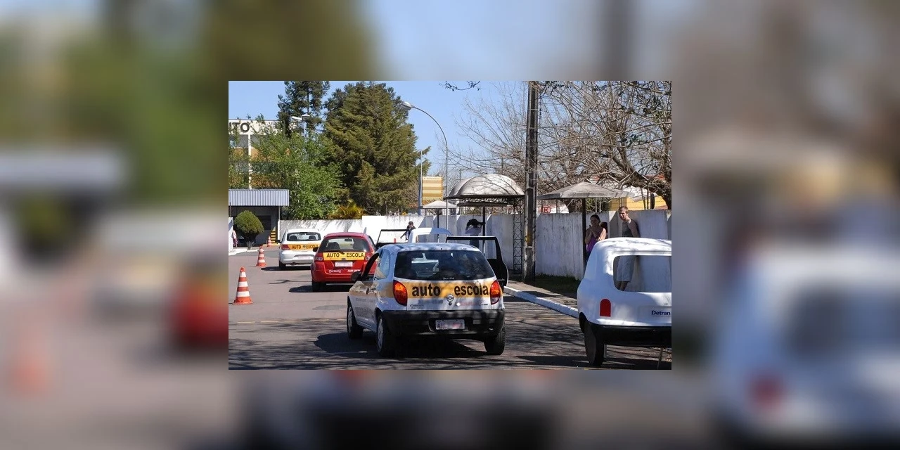 Autoescolas poderão retomar aulas teóricas via internet