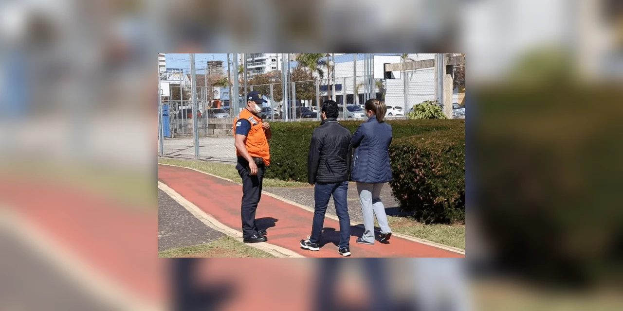 Agentes da prefeitura fiscalizam o uso de máscaras pela população nas ruas de PG