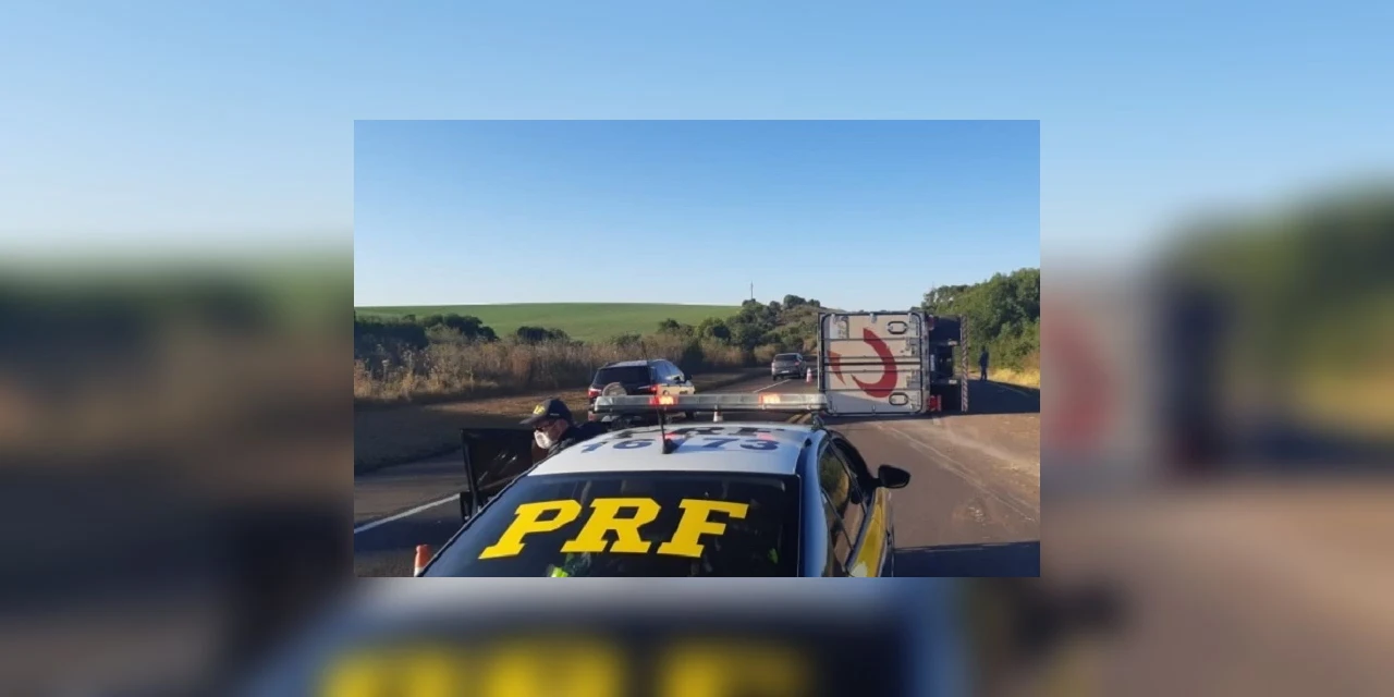 Vídeo: Briga entre caminhoneiros causa tombamento de carreta no Paraná