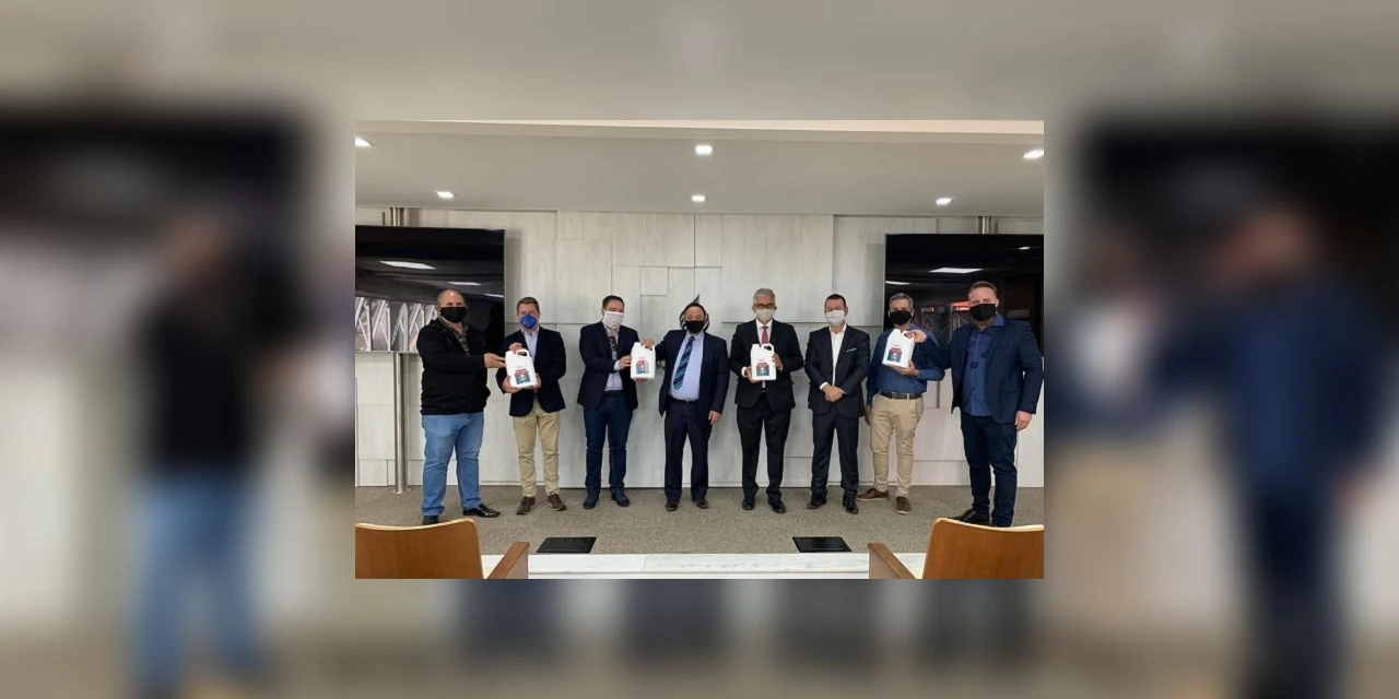 Deputado Hussein Bakri participa da doação de 700 litros de álcool em gel para projetos sociais