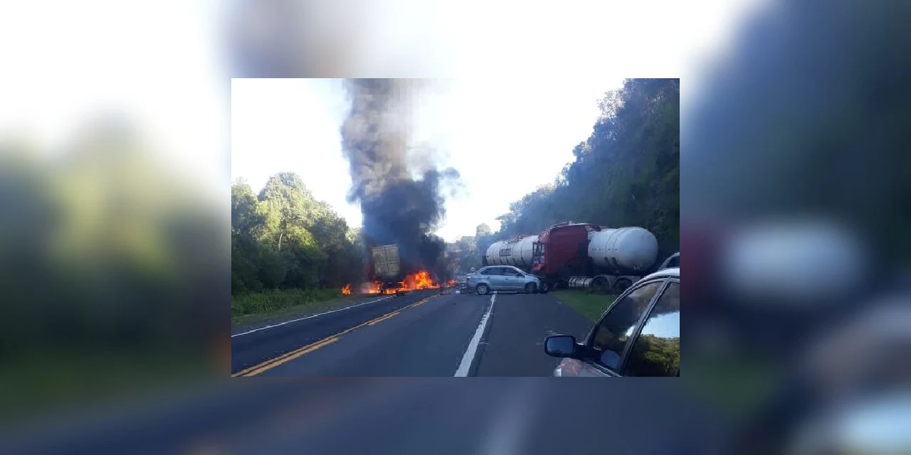 Cinco veículos se envolvem em acidente na BR 376, em Tibagi