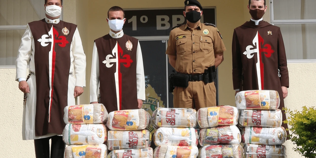 Polícia Militar entrega cestas básicas para campanha dos Arautos do Evangelho