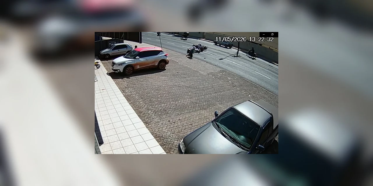 Vídeo: Desatenção de motociclista causa acidente na Carlos Cavalcanti; vítima afirma que condutor fugiu do local