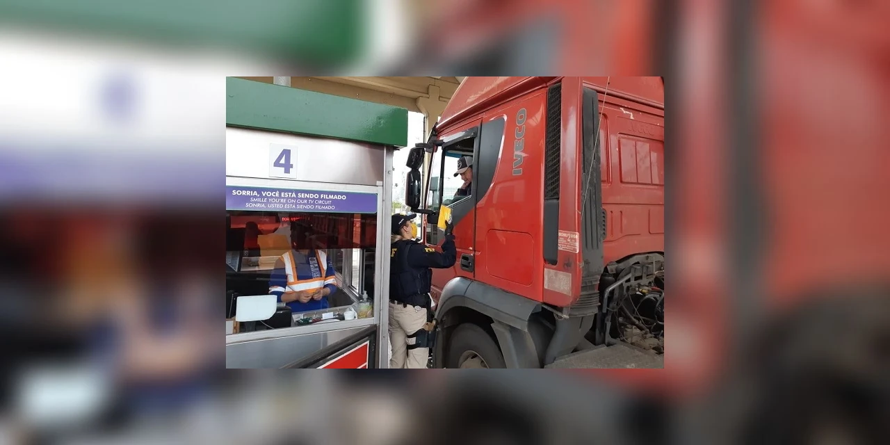 PRF distribui 250 máscaras para caminhoneiros do Paraná