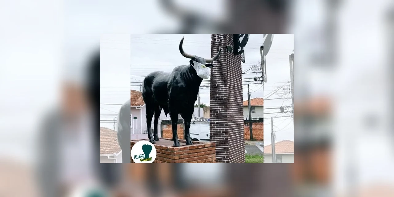Estátua de boi ganha máscara improvisada e diverte internautas