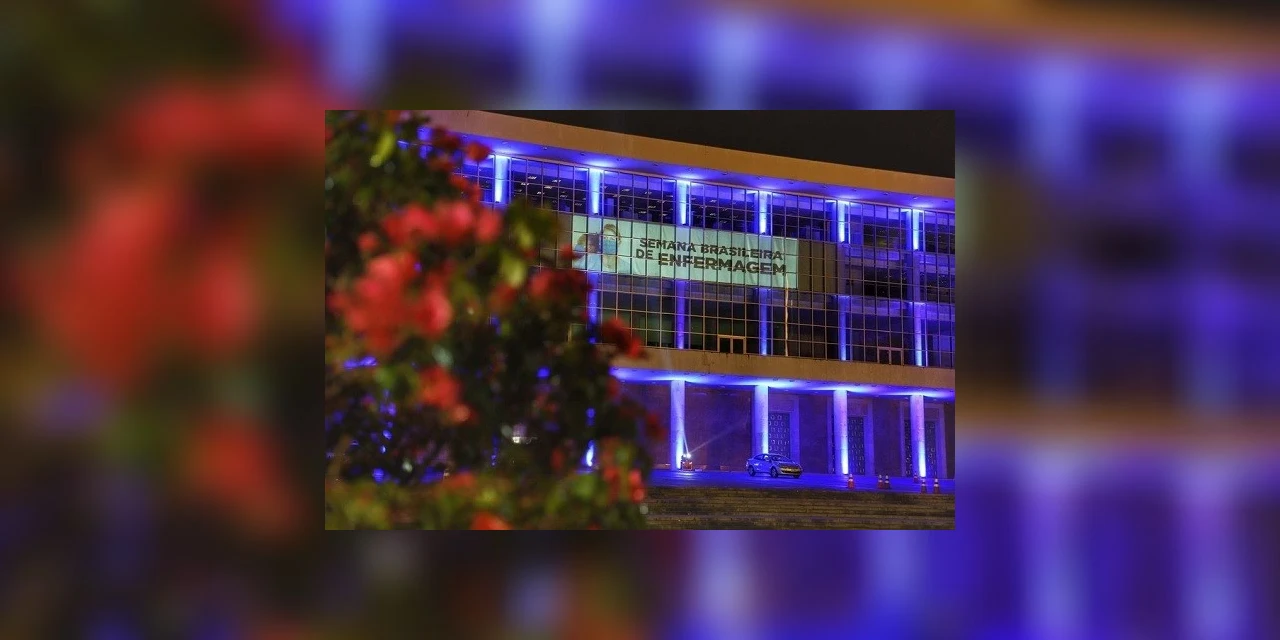 Projeções no Palácio Iguaçu homenageiam profissionais da saúde do Paraná