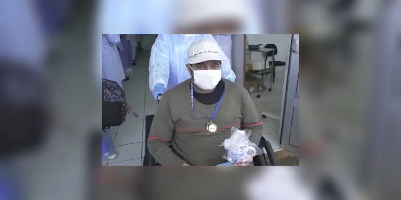 Vídeo: Paciente que ficou 28 dias na UTI de covid-19 do HU recebe medalha ao deixar hospital