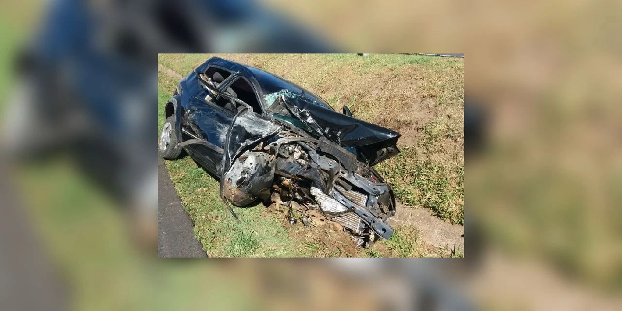 Veículo sai da pista e duas pessoas ficam gravemente feridas na BR 376