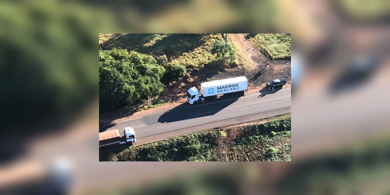 Vídeo: Após manobra proibida, caminhão é abordado e meio milhão de carteiras ilegais de cigarros são encontradas