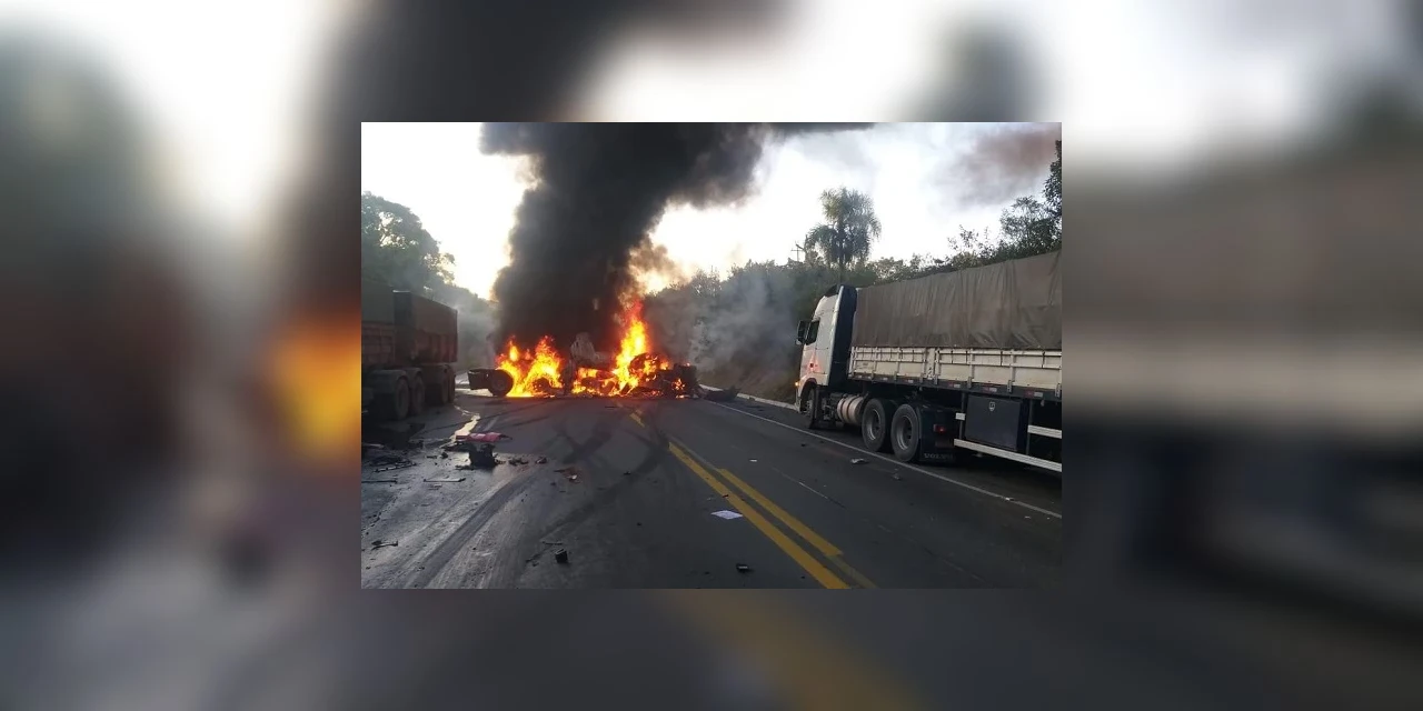 Acidente com três caminhões causa uma morte e provoca incêndio em São Mateus do Sul