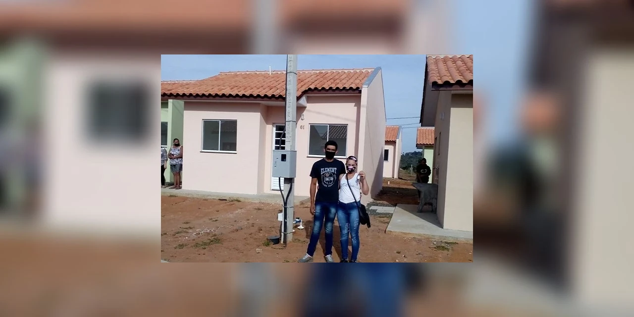 Famílias de Teixeira Soares recebem novas moradias do Governo do Estado