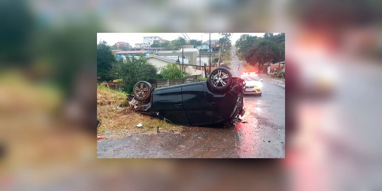 Vídeo: Carro capota após sair da pista em avenida de Ponta Grossa