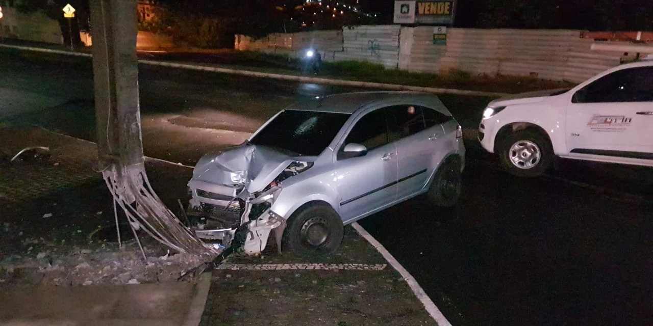 Carro bate em poste e deixa uma pessoa ferida no Centro de PG