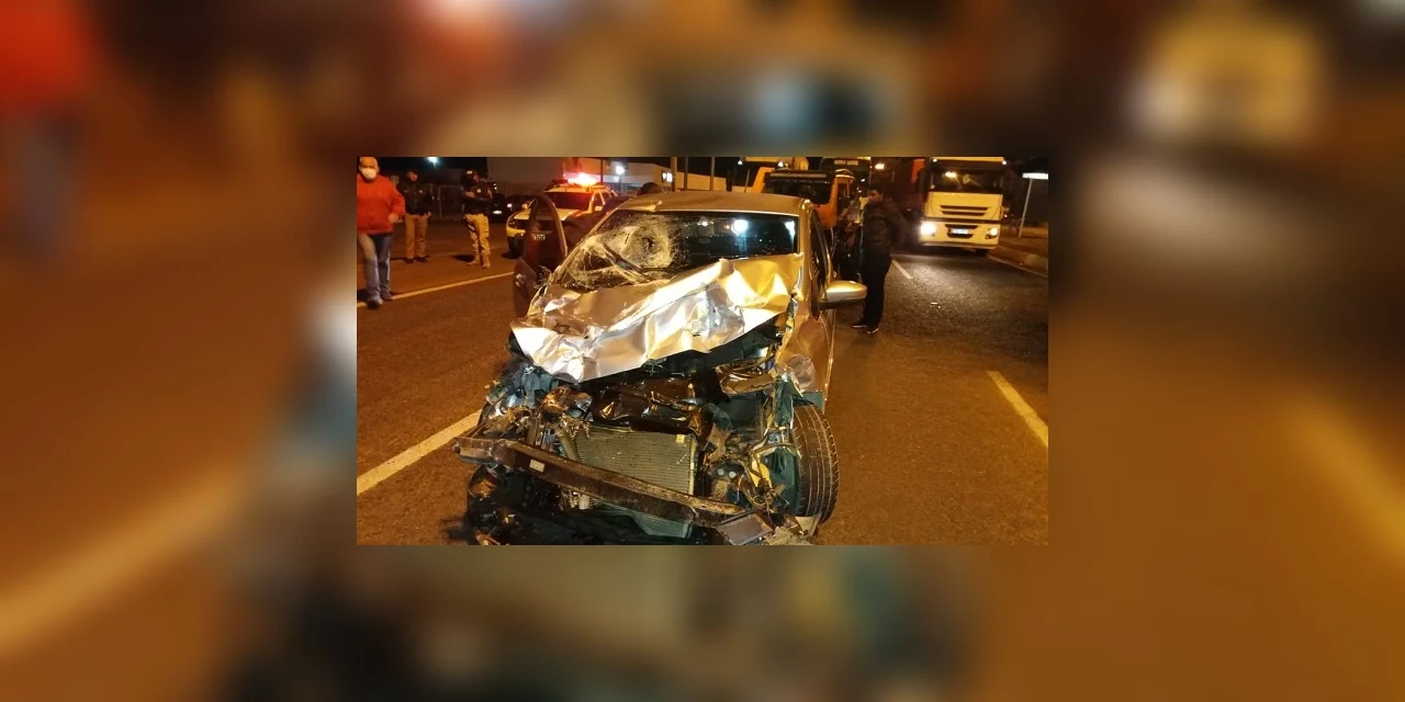 Motorista foge e deixa passageiro ferido 'pra trás' após acidente com caminhão na Souza Naves